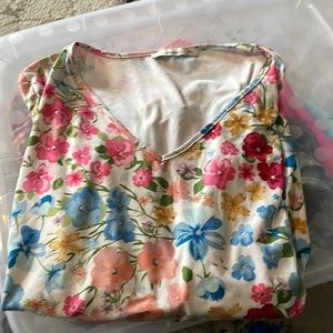 Women’s 3 XL flowered pull on shirt. 3/4 sleeve, new & worn 1x!